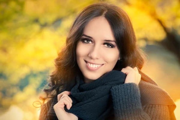 Jovem mulher outono retrato — Fotografia de Stock