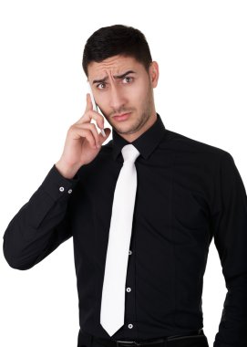 telefonda sürpriz ifade ile genç işadamı