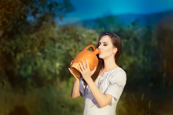 Mulher jovem com jarro de barro — Fotografia de Stock