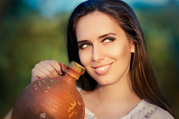 Mujer joven con jarra de arcilla — Foto de Stock