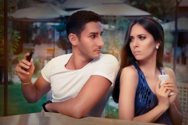 Ellerindeki akıllı telefonlar ile gizli Çift