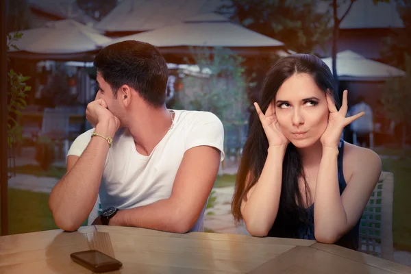 Bonito jovem casal argumentando — Fotografia de Stock