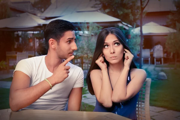 Bonito jovem casal argumentando — Fotografia de Stock