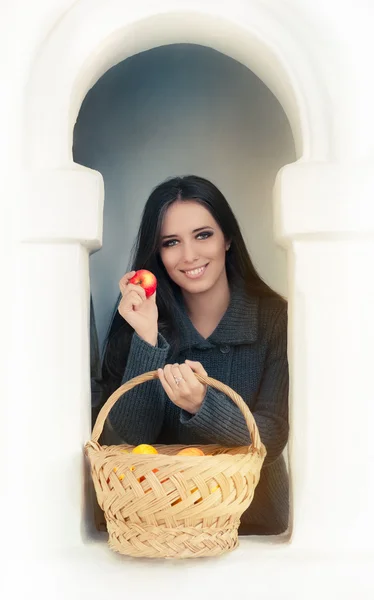 Jonge vrouw met een korf met rijpe appels — Stockfoto