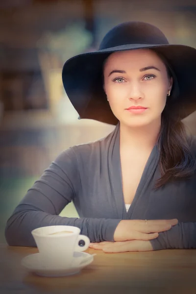 Elegante jovem mulher tomando café — Fotografia de Stock