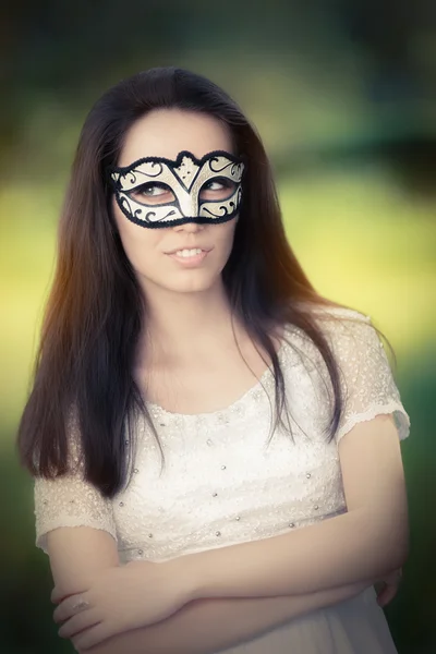 Jovem mulher de vestido branco vestindo máscara — Fotografia de Stock