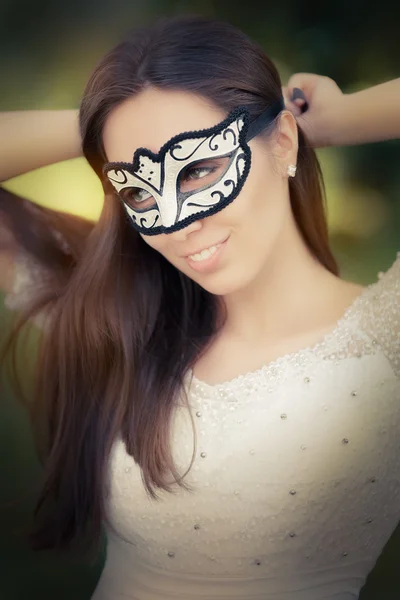Joven mujer poniéndose una máscara —  Fotos de Stock