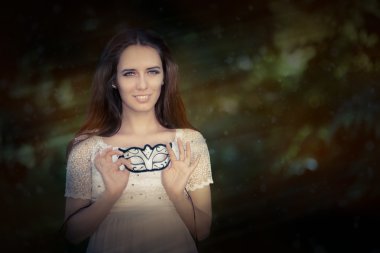 Beyaz elbise tutan maskeli genç kadın