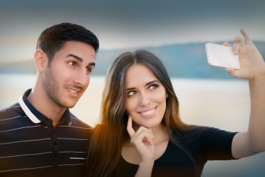genç bir çift bir selfie birlikte alarak