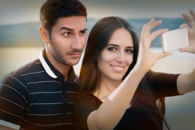 genç bir çift bir selfie birlikte alarak
