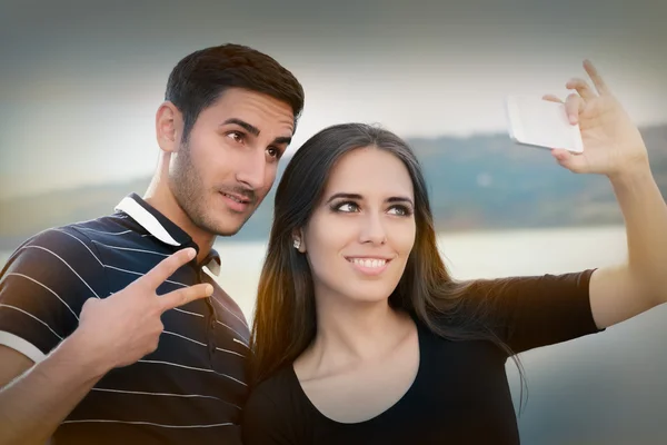 Jovem casal tomando uma selfie juntos — Fotografia de Stock