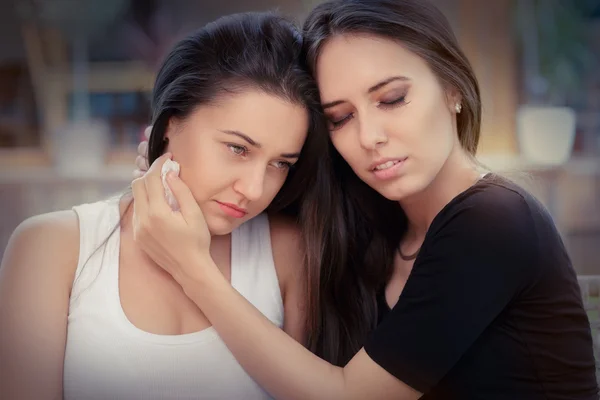 Young woman comforting tearful friend — Stock Photo, Image