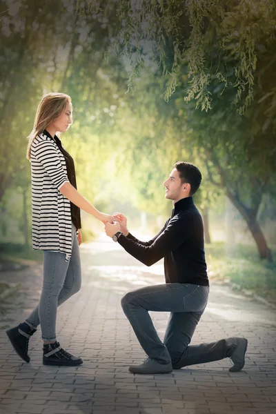 Kniender Mann macht Heiratsantrag mit Verlobungsring — Stockfoto