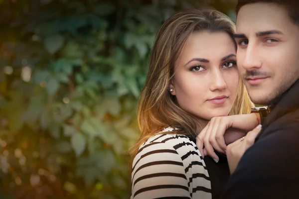 Ungt par i kärlek utomhus porträtt — Stockfoto