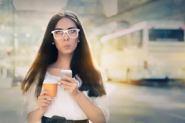 Deluso Giovane Donna Holding Smartphone e tazza di caffè — Foto Stock