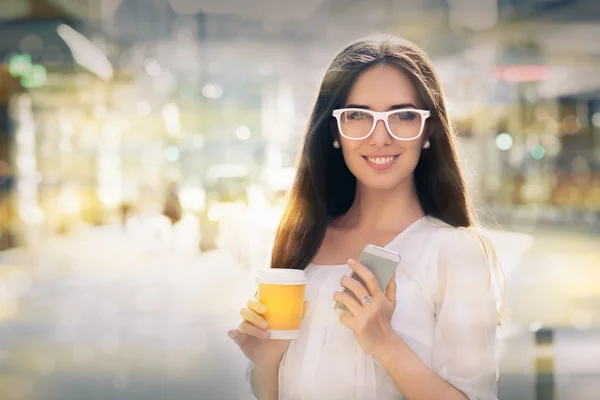 Молода жінка в окулярах у місті — стокове фото