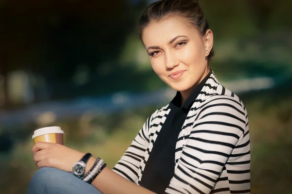 Žena držící horký nápoj užívat přírodu — Stock fotografie