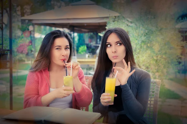 Jovens mulheres tomando uma bebida fresca juntas — Fotografia de Stock