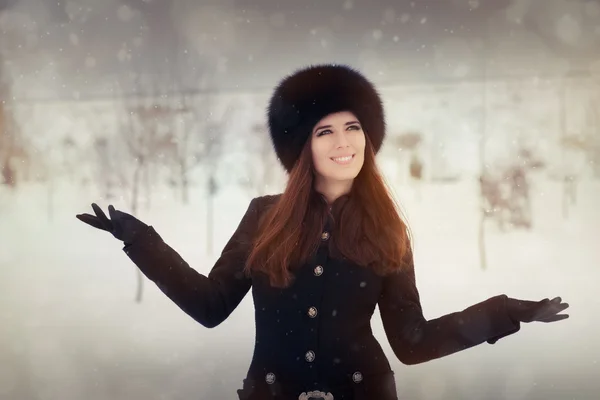 Jeune femme dans la neige en hiver — Photo