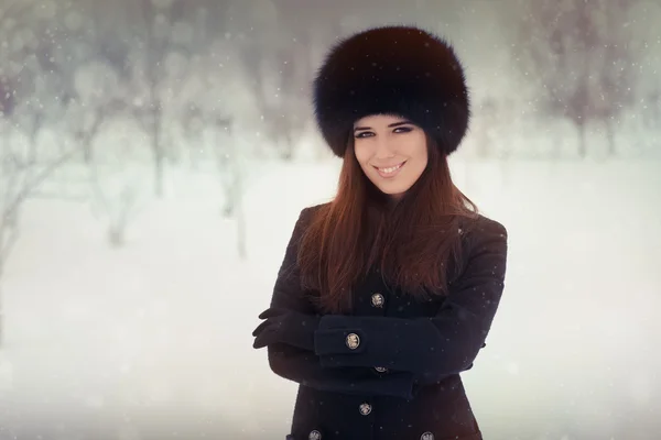Jeune femme dans la neige en hiver — Photo
