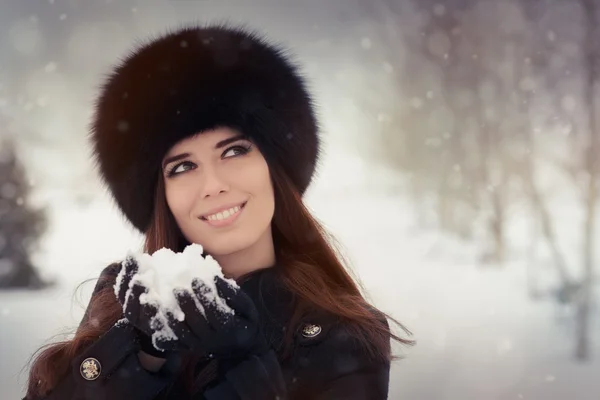 Giovane donna giocare con neve inverno ritratto — Foto Stock