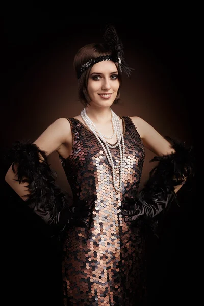 Beautiful retro woman from the roaring 20s ready to party — Stock Photo, Image