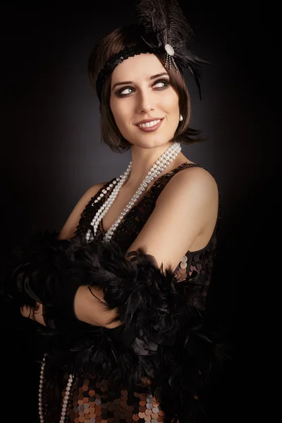 Beautiful retro woman from the roaring 20s ready to party — Stock Photo, Image