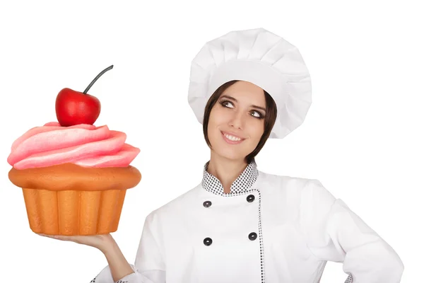 Mulher Pastelaria Chef Segurando enorme Cupcake — Fotografia de Stock