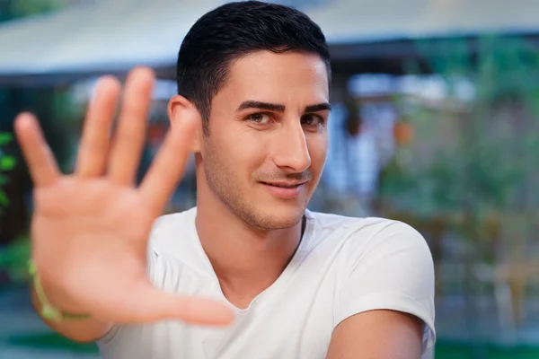 Jovem homem levantando mão fazendo Stop Gesture — Fotografia de Stock