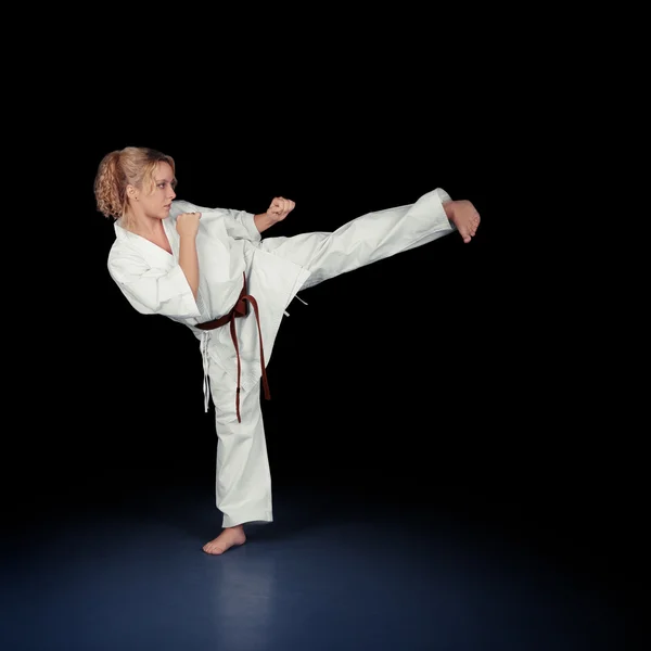 Karate kvinna iklädd Kimono — Stockfoto