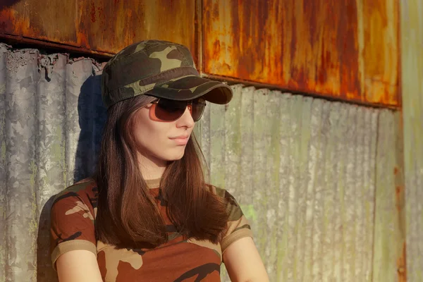 Meditatieve jonge vrouw soldaat in Camouflage Outfit — Stockfoto