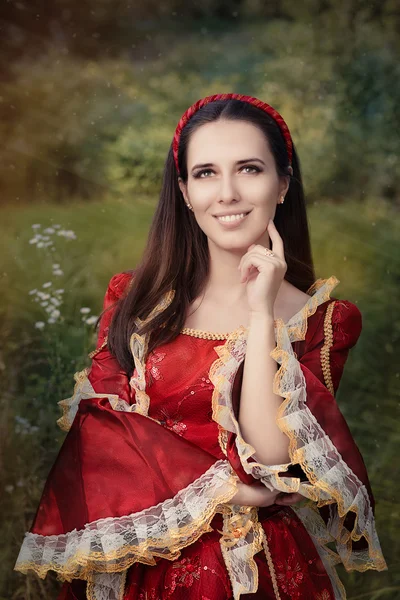 Средневековая принцесса улыбается — стоковое фото