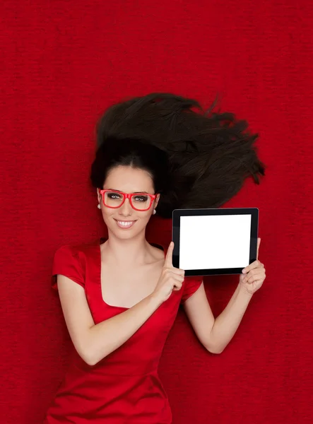 Happy Woman portant des lunettes tenant tablette — Photo