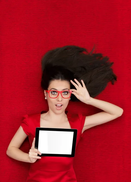 Mujer sorprendida usando gafas sosteniendo la tableta —  Fotos de Stock