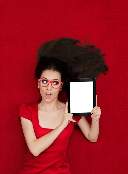Verrast vrouw bril houden Tablet — Stockfoto