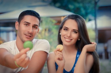 Şirin çift macarons bir restoranda sahip