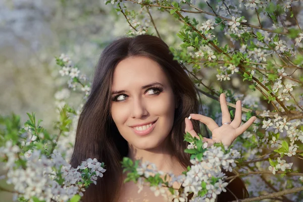 Frau mit Allergie hält antiallergische Pillen im frühlingshaften Blütendekor — Stockfoto