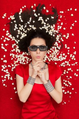 3d sinema gözlük ve bir film izlerken patlamış mısır ile sürpriz kız