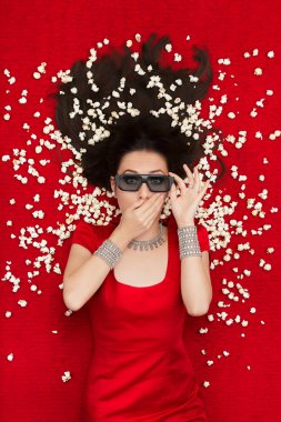3d sinema gözlük ve bir film izlerken patlamış mısır ile sürpriz kız