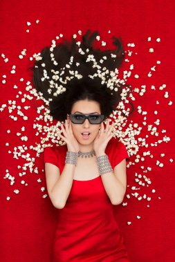 3d sinema gözlük ve bir film izlerken patlamış mısır ile sürpriz kız
