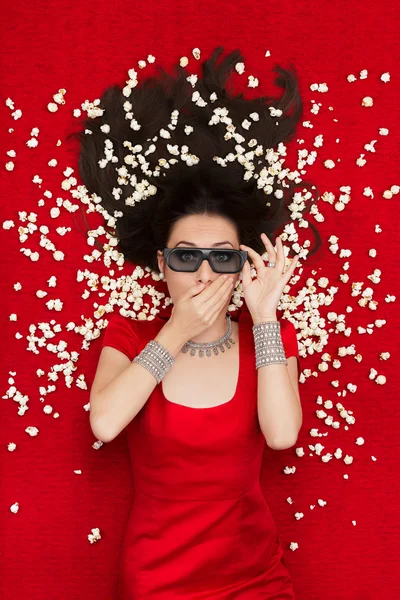 Förvånad tjej med Cinema 3d-glasögon och Popcorn tittar på en film — Stockfoto