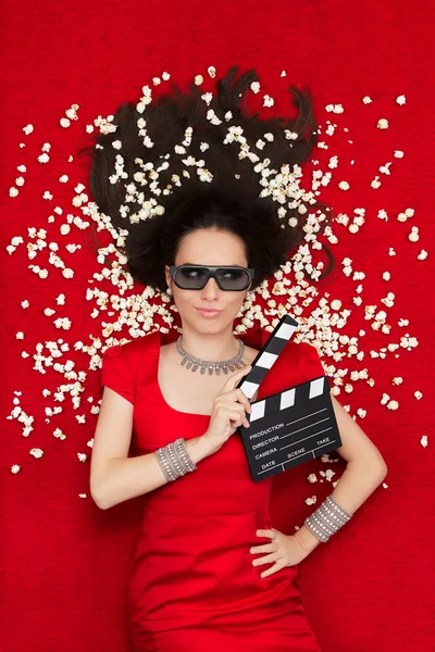 Menina legal com óculos de cinema 3D, pipoca e diretor Clapboard — Fotografia de Stock