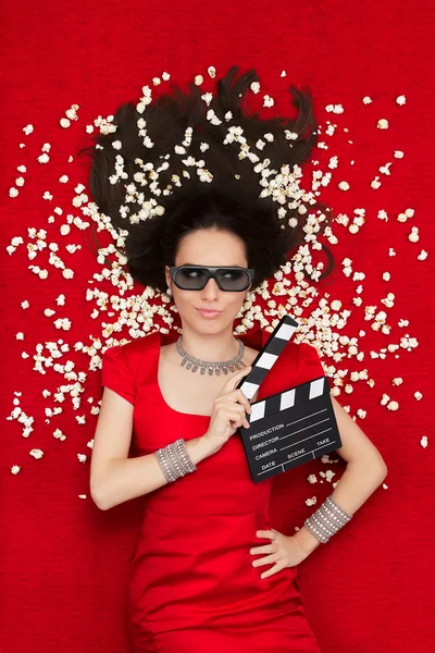 Cooles Mädchen mit 3D-Kinobrille, Popcorn und Regieklappe — Stockfoto