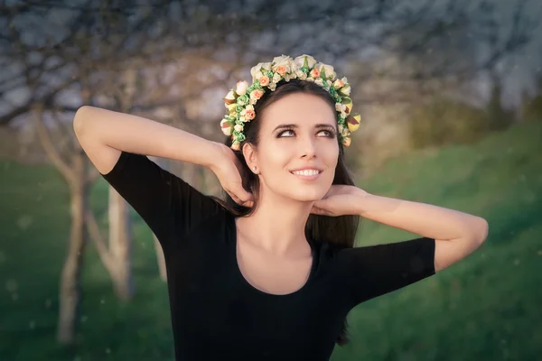 Šťastná dívka s květinovým věncem v přírodě — Stock fotografie