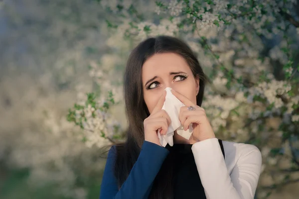 Chica con alergias de primavera en la decoración floral — Foto de Stock