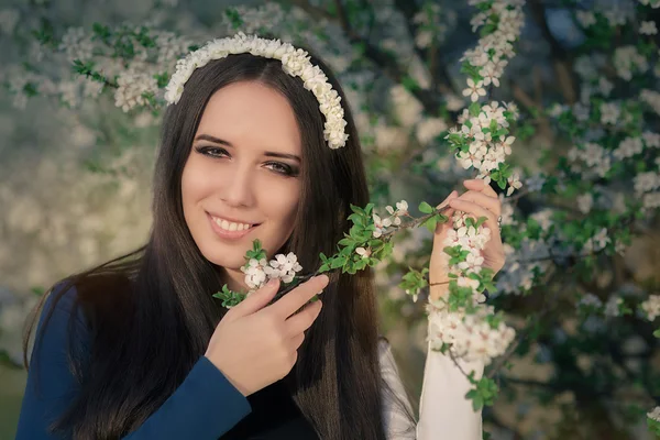 Porträt eines glücklichen Mädchens mit Blumenkranz draußen — Stockfoto