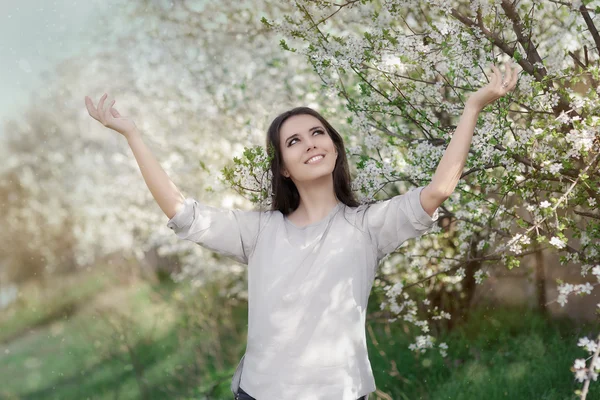 Fată frumoasă fericită în peisajul florilor de primăvară — Fotografie, imagine de stoc