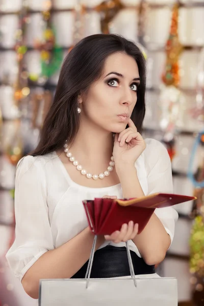 Cute brak vrouw bij het winkelen portemonnee controleren — Stockfoto