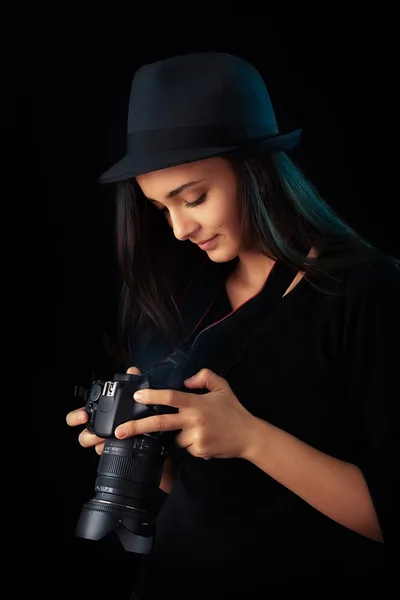 Gadis fotografer muda dengan kamera digital — Stok Foto