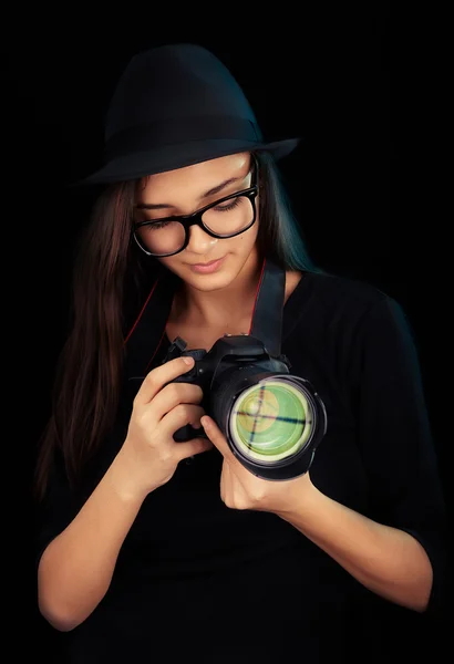 Gadis hipster lucu dengan kamera digital — Stok Foto